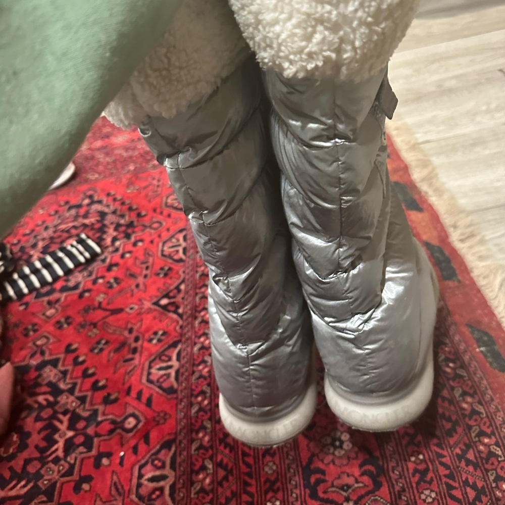 Moncler Silver Quilted Puffer Snow Boots with Faux Fur Cuff - Picture 4 of 5